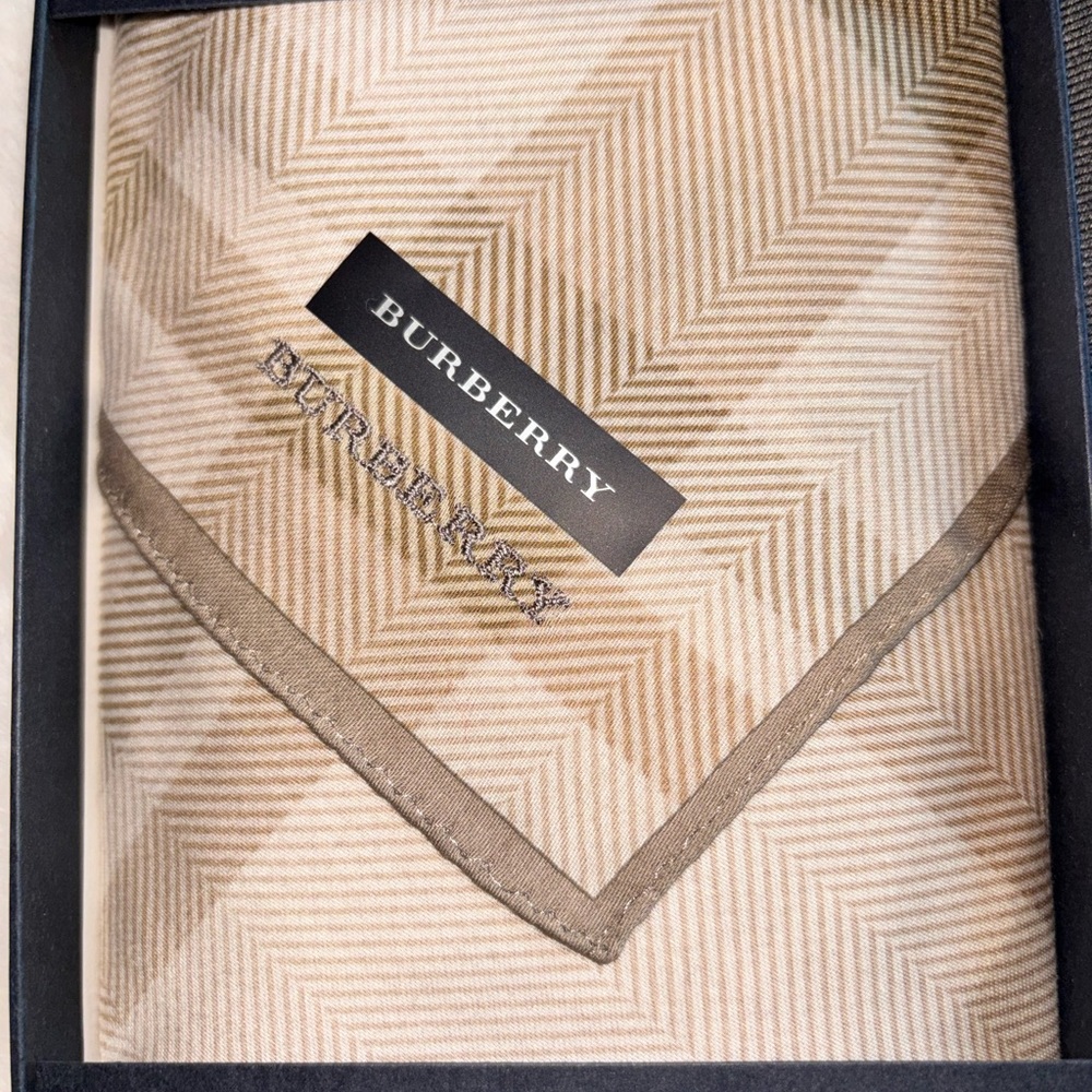 Burberry Men's Handkerchief GIFT Boxed Set- Will ship in time for Dad! - Picture 4 of 5